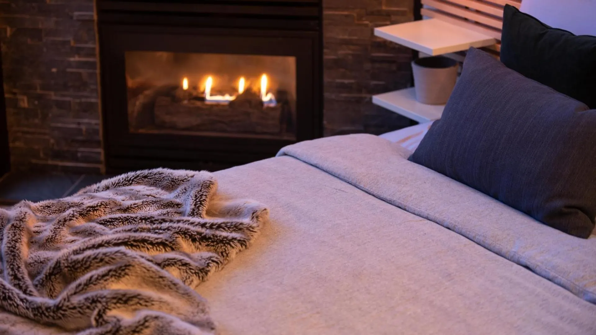 Alpenglow Lodge Queen Boho Studio By Mva Whistler