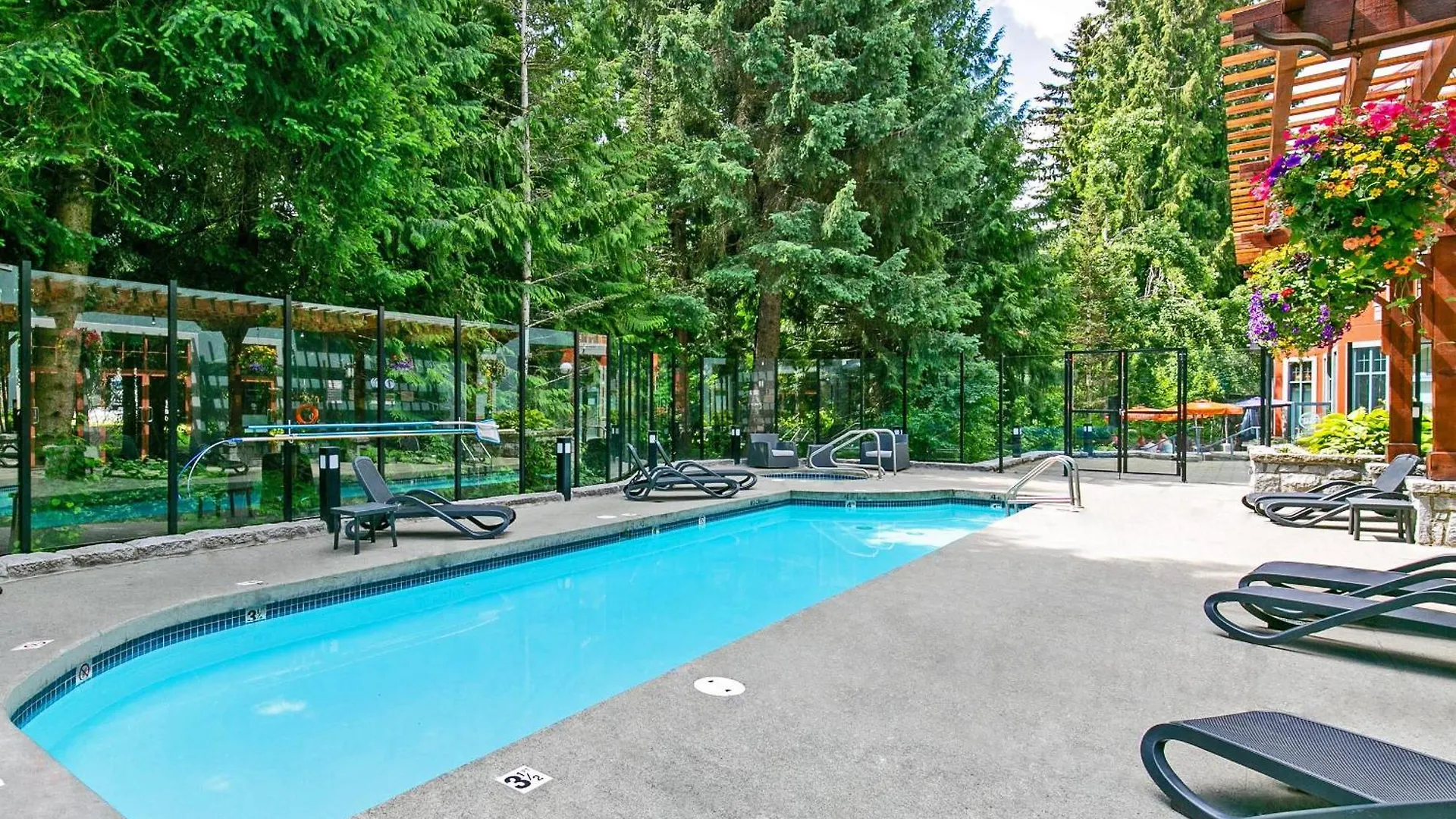 Alpenglow Lodge Queen Boho Studio By Mva Whistler 0*,  Kanada