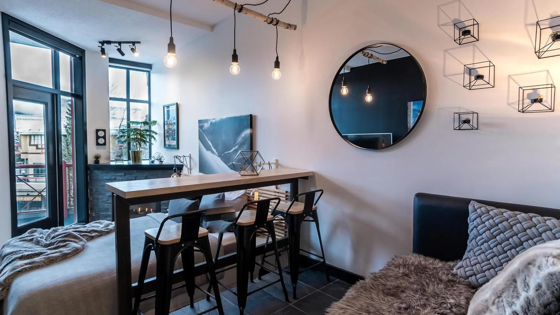 Alpenglow Lodge Queen Boho Studio By Mva Whistler